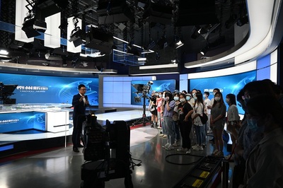 网络与新媒体专业师生赴泰州广播电视台参观学习